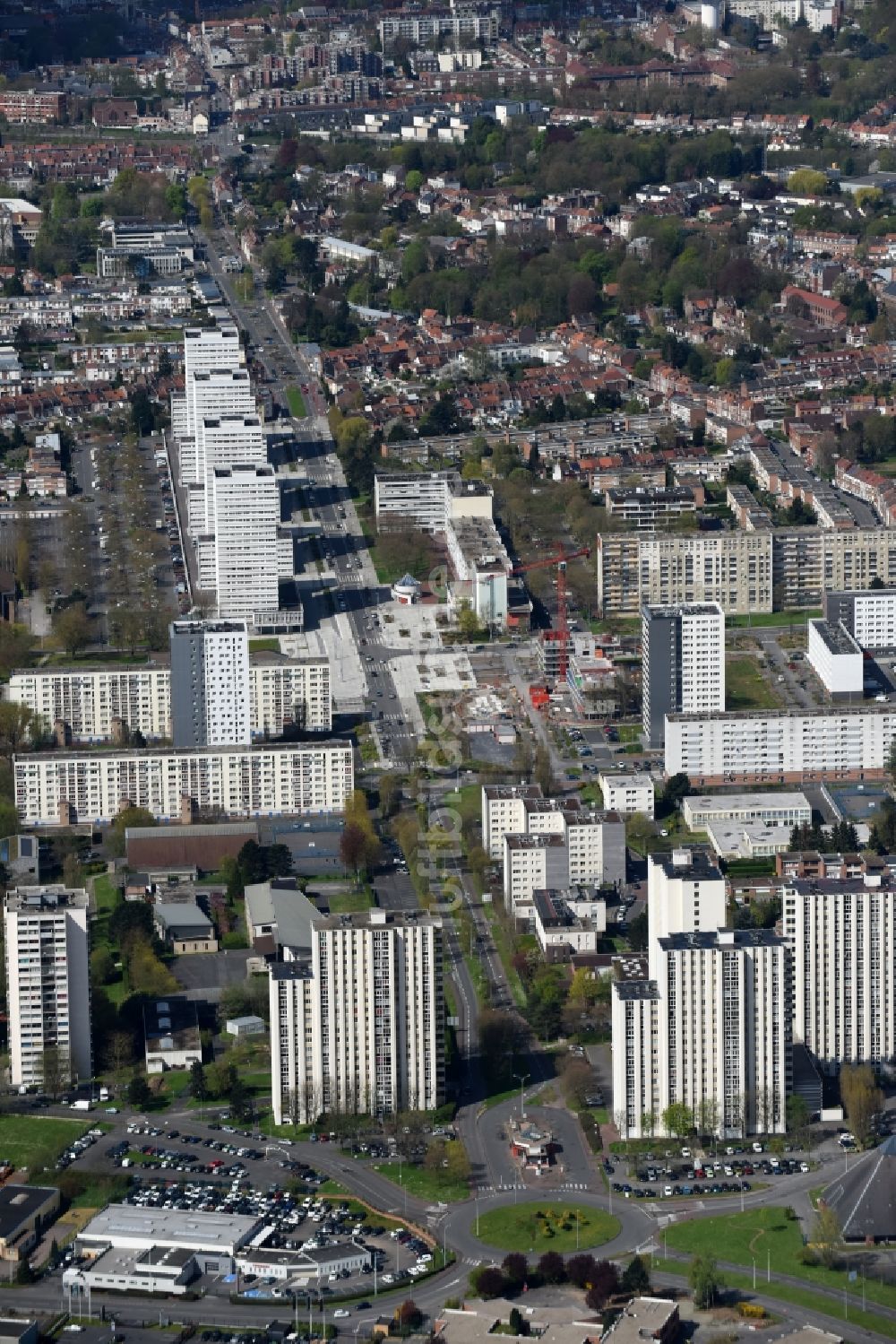 Luftaufnahme Mons-en-Barœul - Plattenbau- Hochhaus- Wohnsiedlung in Mons-en-Barœul in Nord-Pas-de-Calais Picardie, Frankreich