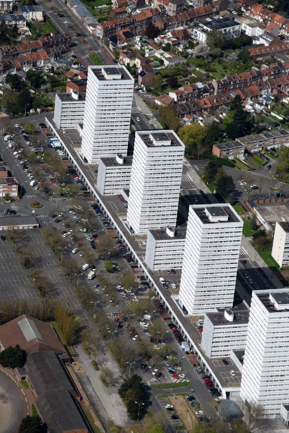 Mons-en-Barœul aus der Vogelperspektive: Plattenbau- Hochhaus- Wohnsiedlung in Mons-en-Barœul in Nord-Pas-de-Calais Picardie, Frankreich