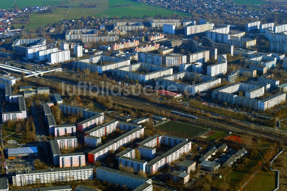 Luftaufnahme Berlin - Plattenbau- Hochhaus- Wohnsiedlung an der Märkische Allee in Berlin, Deutschland