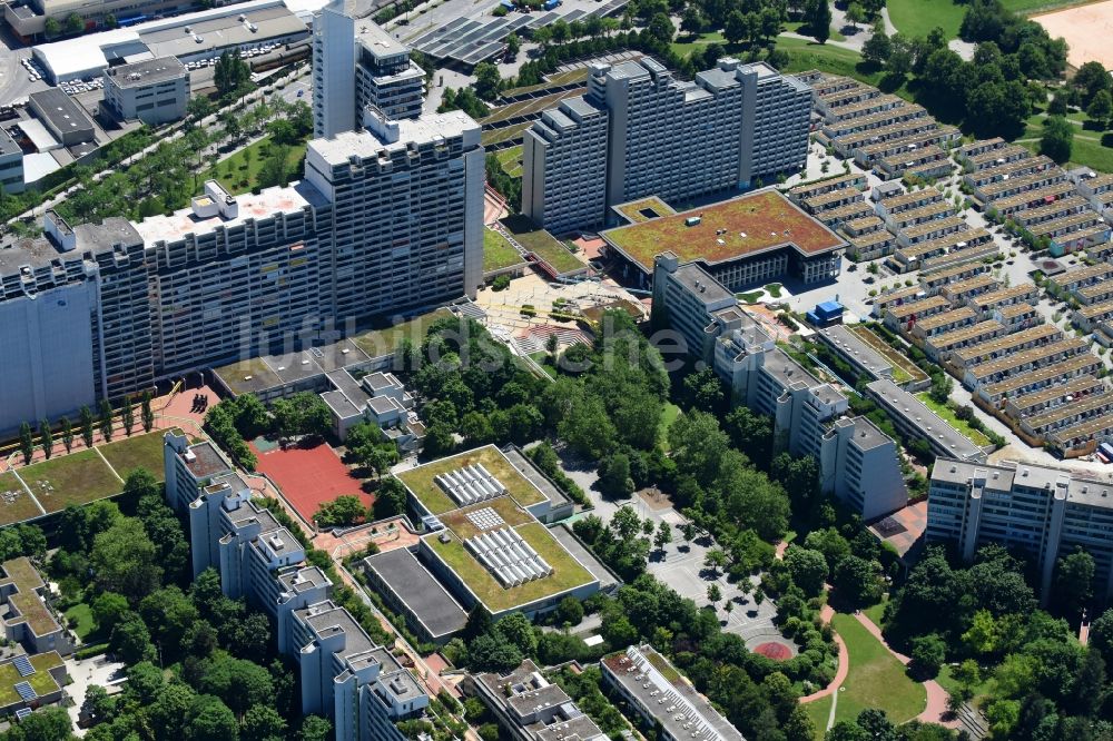 Luftbild München - Plattenbau- Hochhaus- Wohnsiedlung und die Nadischule im Ortsteil Milbertshofen-Am Hart in München im Bundesland Bayern, Deutschland