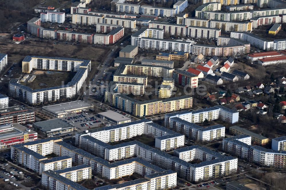 Luftaufnahme Berlin - Plattenbau- Hochhaus- Wohnsiedlung Neue Grottkauer Straße - Am Baltenring im Ortsteil Kaulsdorf in Berlin