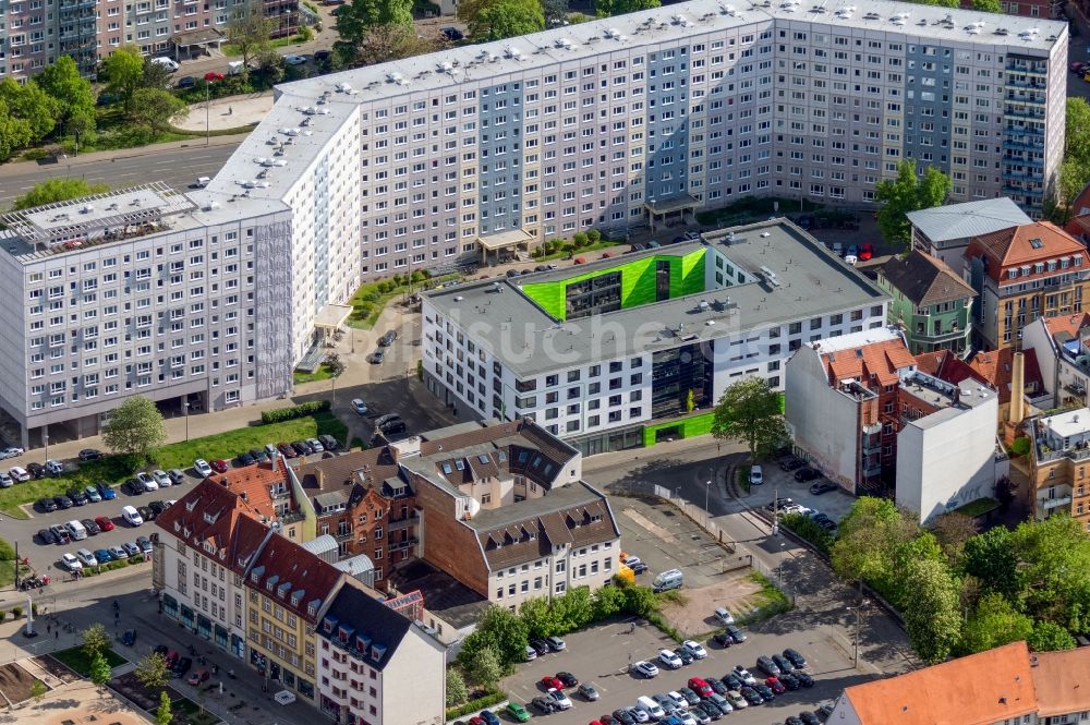 Luftaufnahme Erfurt - Plattenbau- Hochhaus- Wohnsiedlung an der Neuwerkstraße in Erfurt im Bundesland Thüringen, Deutschland