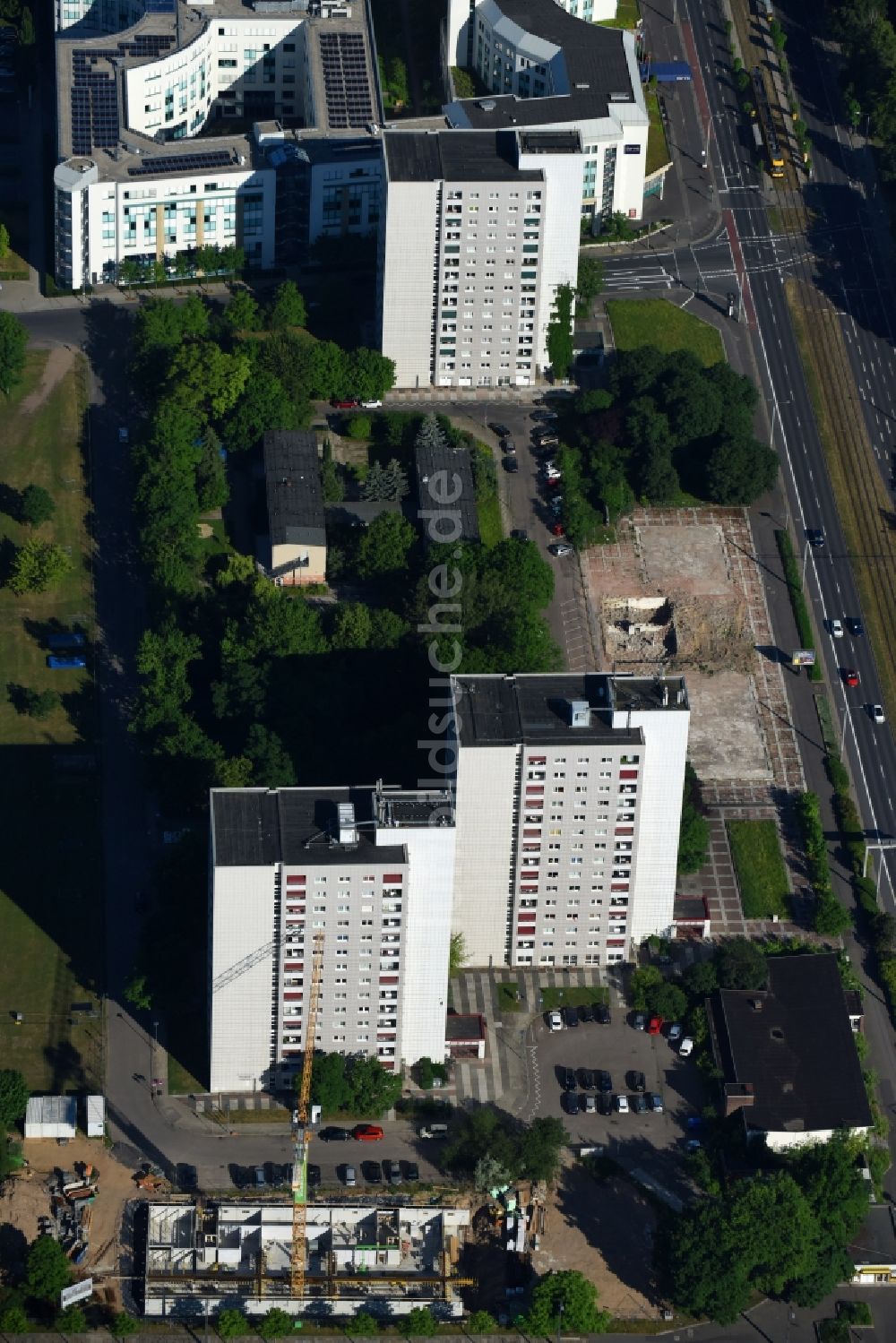 Dresden aus der Vogelperspektive: Plattenbau- Hochhaus- Wohnsiedlung im Ortsteil Altstadt in Dresden im Bundesland Sachsen, Deutschland