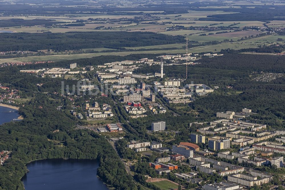 Luftbild Schwerin - Plattenbau- Hochhaus- Wohnsiedlung im Ortsteil Bahnhof Holthusen in Schwerin im Bundesland Mecklenburg-Vorpommern