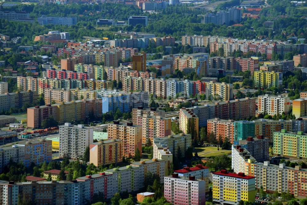 Pilsen von oben - Plattenbau- Hochhaus- Wohnsiedlung im Ortsteil Bolvec in Pilsen in Böhmen, Tschechien