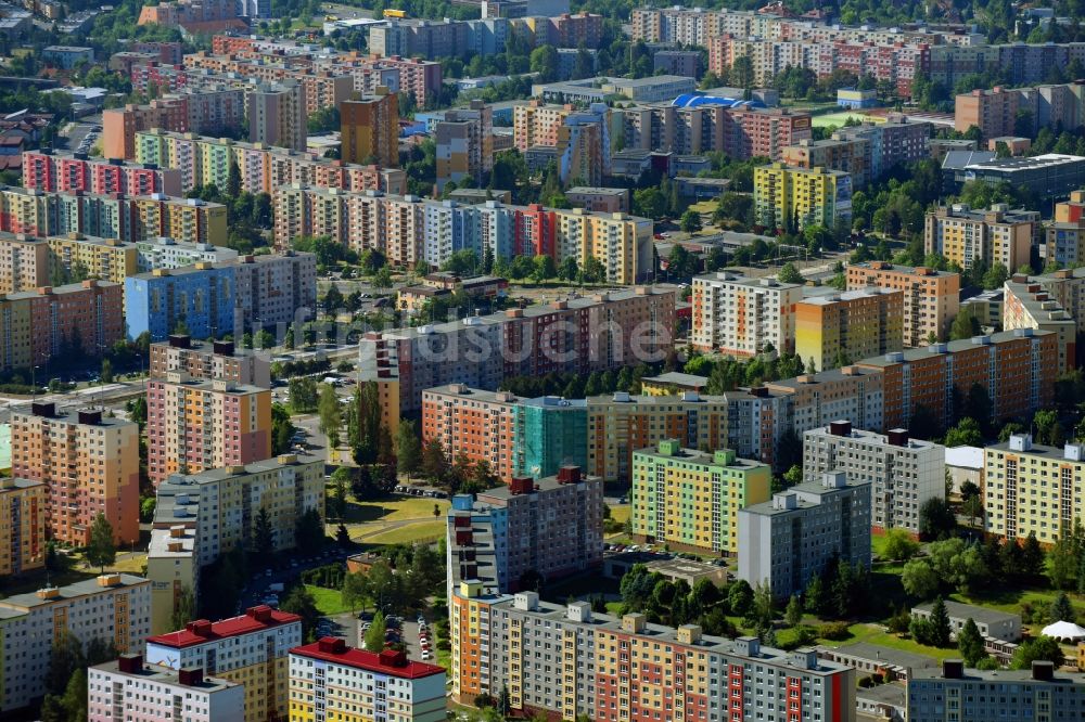 Pilsen aus der Vogelperspektive: Plattenbau- Hochhaus- Wohnsiedlung im Ortsteil Bolvec in Pilsen in Böhmen, Tschechien