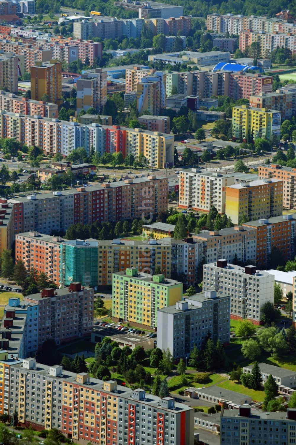 Luftaufnahme Pilsen - Plattenbau- Hochhaus- Wohnsiedlung im Ortsteil Bolvec in Pilsen in Böhmen, Tschechien