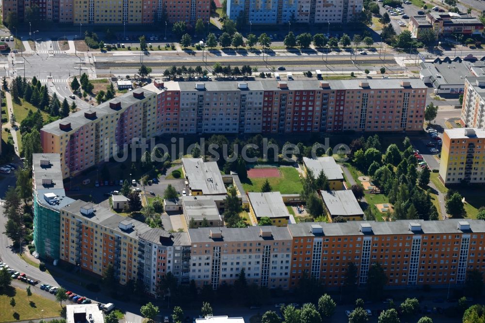 Pilsen von oben - Plattenbau- Hochhaus- Wohnsiedlung im Ortsteil Bolvec in Pilsen in Böhmen, Tschechien