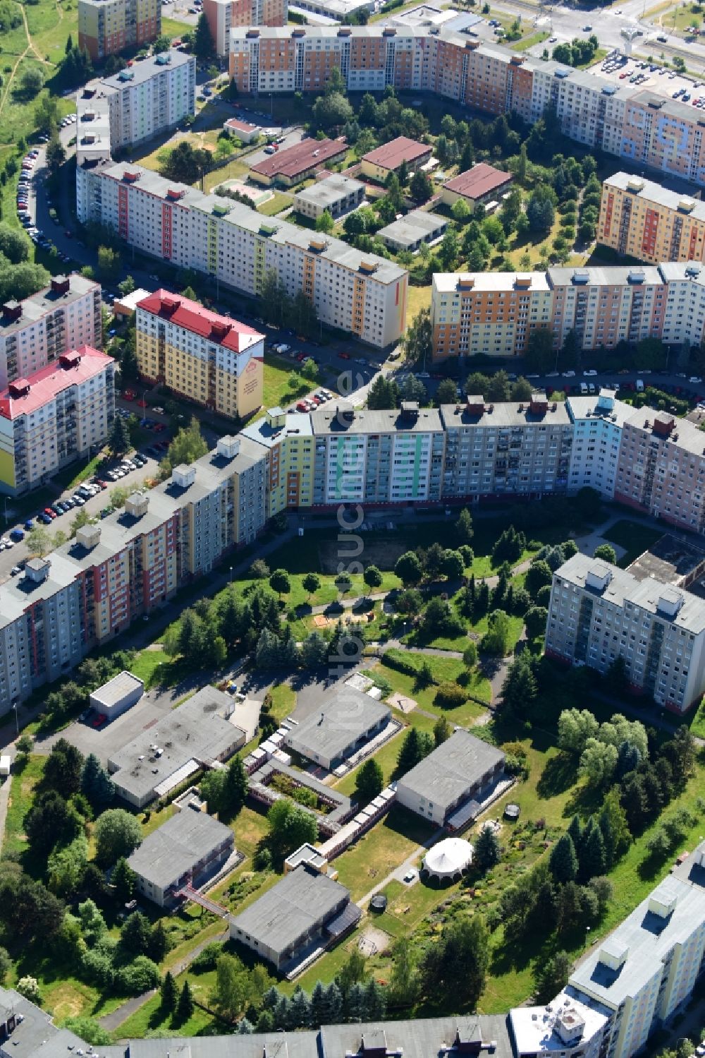 Pilsen aus der Vogelperspektive: Plattenbau- Hochhaus- Wohnsiedlung im Ortsteil Bolvec in Pilsen in Böhmen, Tschechien