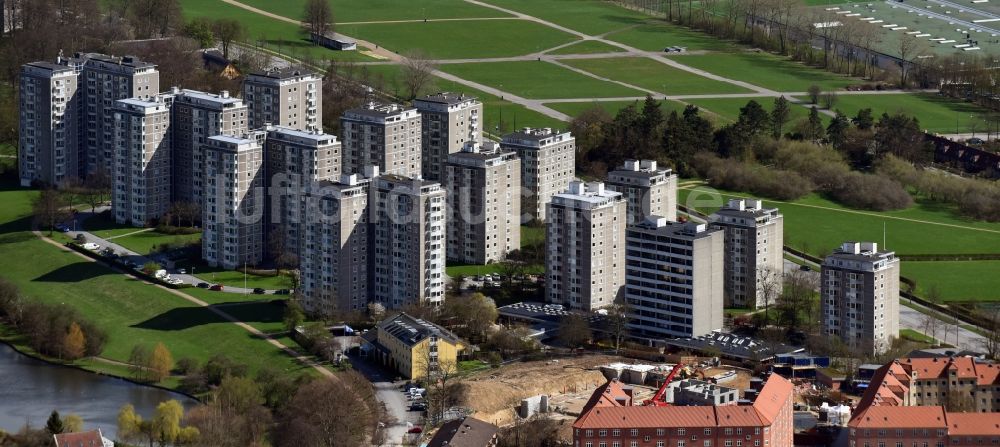 Kopenhagen von oben - Plattenbau- Hochhaus- Wohnsiedlung im Ortsteil Bronshoj in Kopenhagen in Region Hovedstaden, Dänemark