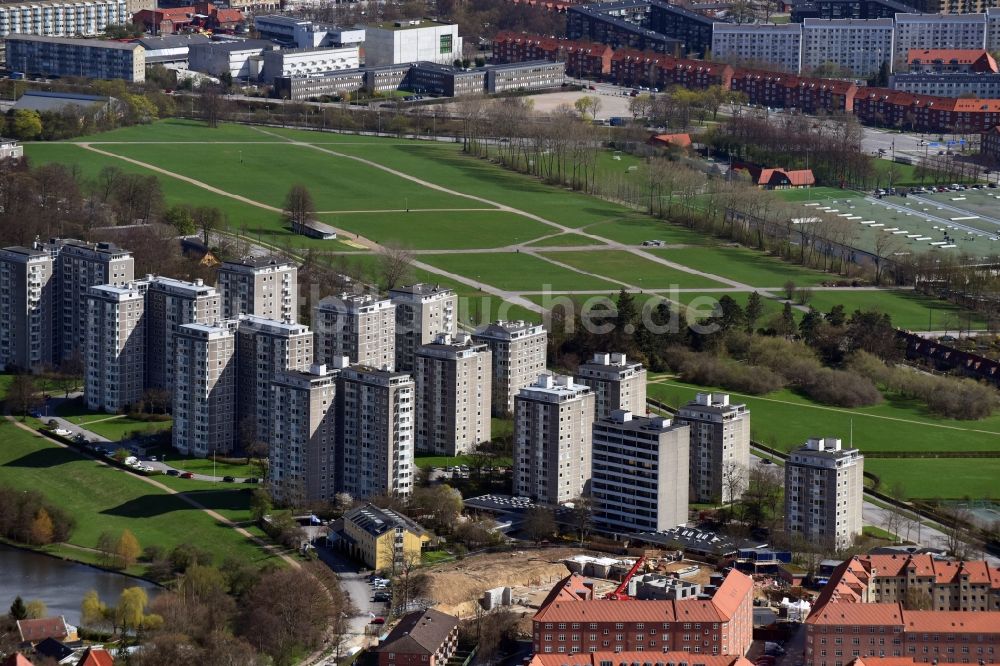 Kopenhagen aus der Vogelperspektive: Plattenbau- Hochhaus- Wohnsiedlung im Ortsteil Bronshoj in Kopenhagen in Region Hovedstaden, Dänemark