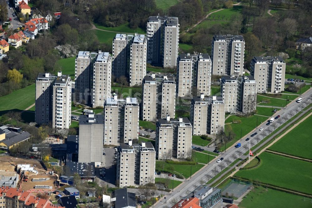 Luftaufnahme Kopenhagen - Plattenbau- Hochhaus- Wohnsiedlung im Ortsteil Bronshoj in Kopenhagen in Region Hovedstaden, Dänemark