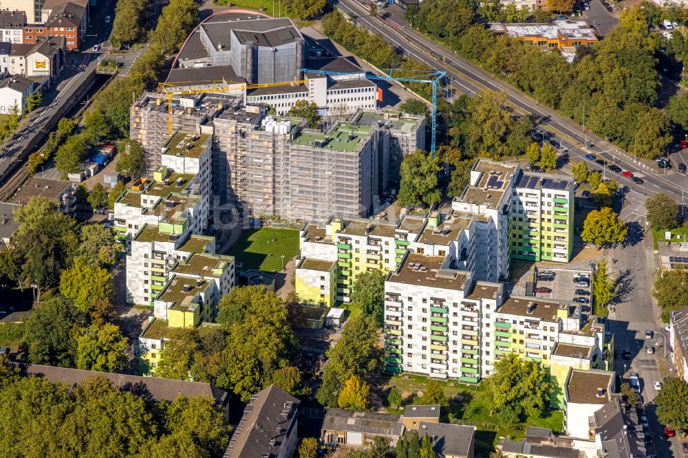 Duisburg aus der Vogelperspektive: Plattenbau- Hochhaus- Wohnsiedlung im Ortsteil Dellviertel in Duisburg im Bundesland Nordrhein-Westfalen, Deutschland