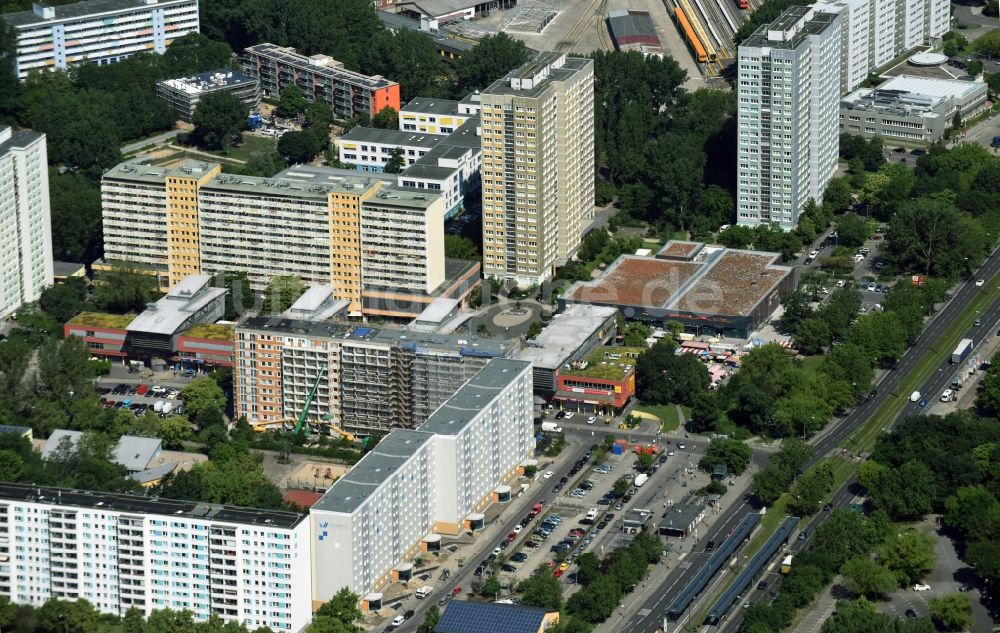 Berlin aus der Vogelperspektive: Plattenbau- Hochhaus- Wohnsiedlung im Ortsteil Friedrichsfelde in Berlin