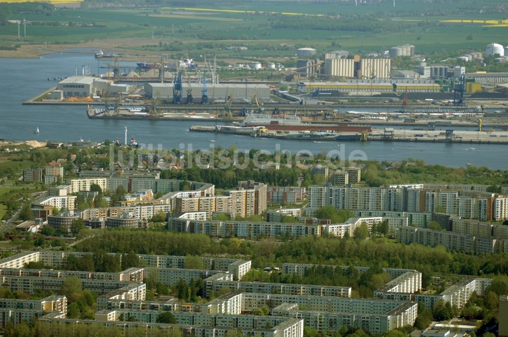 Luftbild Rostock - Plattenbau- Hochhaus- Wohnsiedlung im Ortsteil Groß Klein in Rostock im Bundesland Mecklenburg-Vorpommern, Deutschland