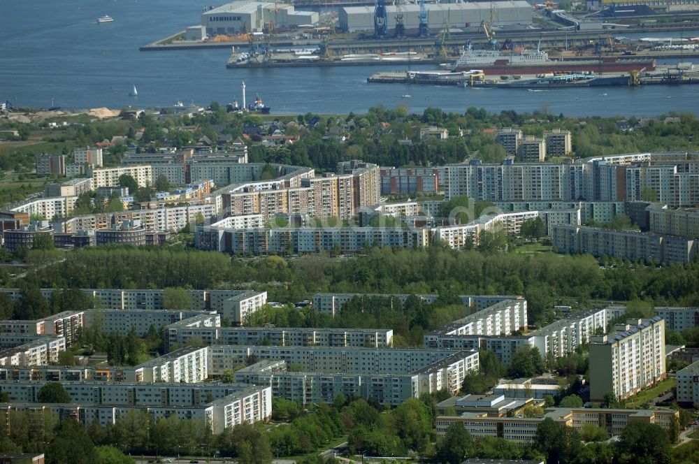 Luftaufnahme Rostock - Plattenbau- Hochhaus- Wohnsiedlung im Ortsteil Groß Klein in Rostock im Bundesland Mecklenburg-Vorpommern, Deutschland