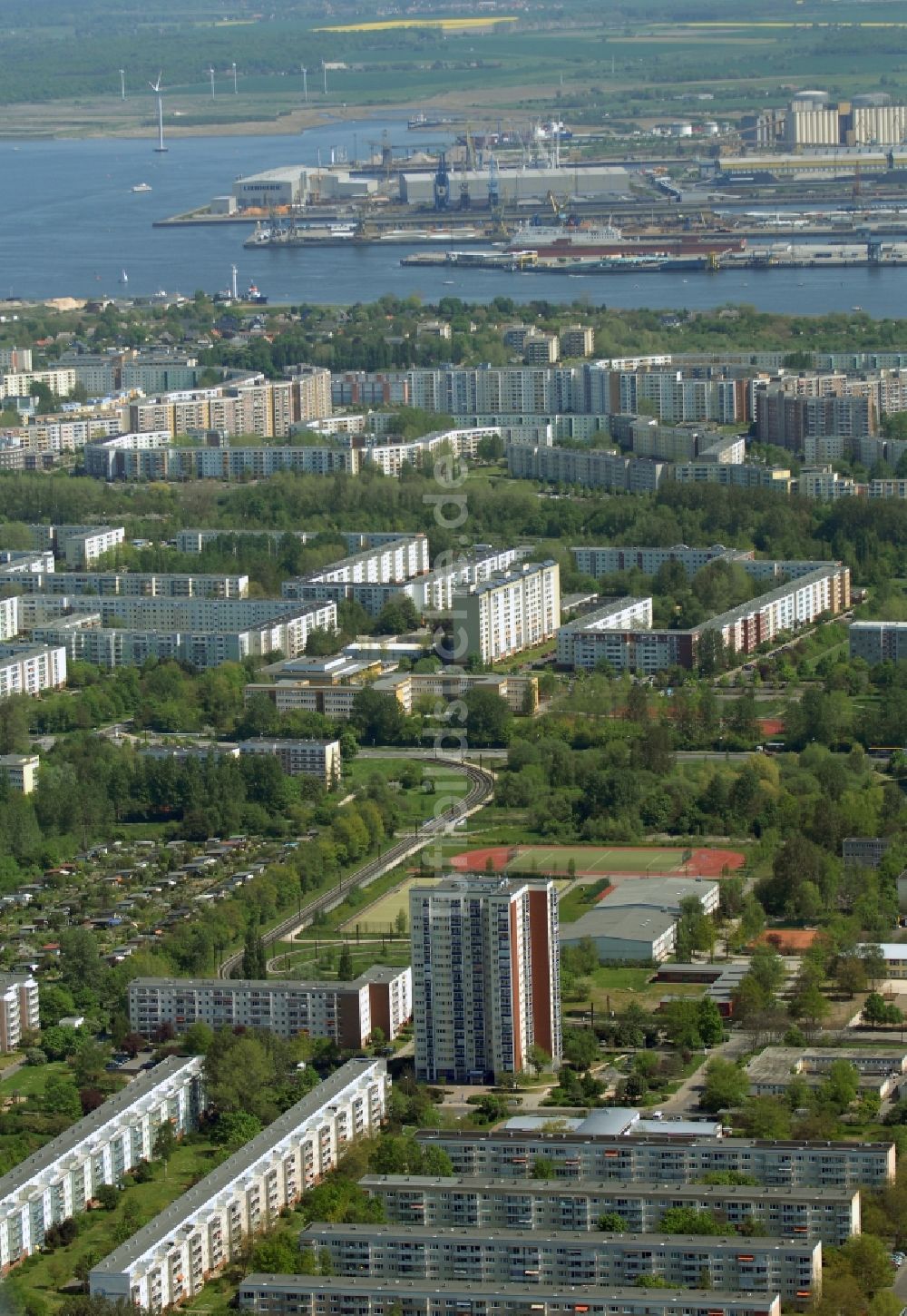 Rostock von oben - Plattenbau- Hochhaus- Wohnsiedlung im Ortsteil Groß Klein in Rostock im Bundesland Mecklenburg-Vorpommern, Deutschland