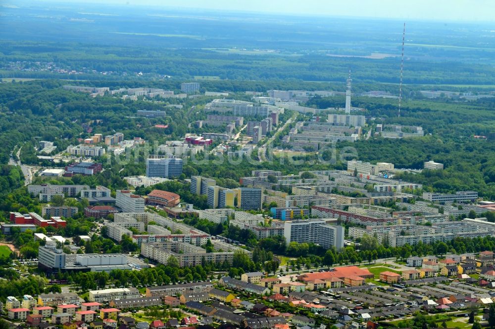 Luftbild Schwerin - Plattenbau- Hochhaus- Wohnsiedlung im Ortsteil Großer Dreesch in Schwerin im Bundesland Mecklenburg-Vorpommern, Deutschland