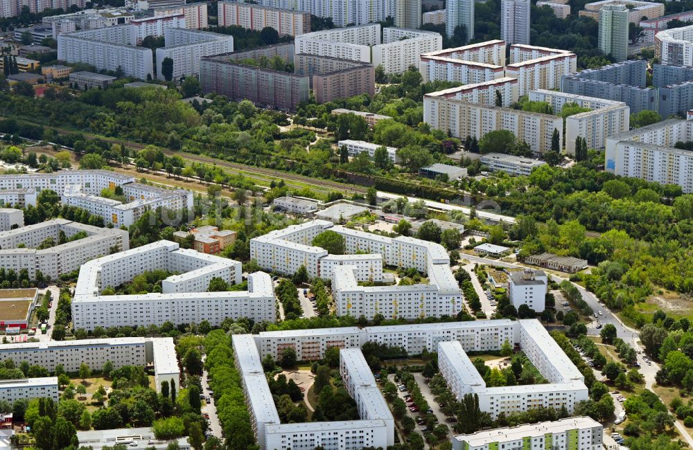 Luftbild Berlin - Plattenbau- Hochhaus- Wohnsiedlung im Ortsteil Hohenschönhausen in Berlin, Deutschland