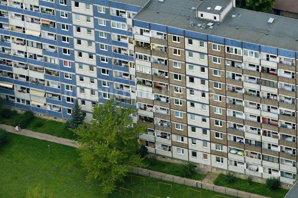 Luftaufnahme Magdeburg - Plattenbau- Hochhaus- Wohnsiedlung im Ortsteil Kannenstieg in Magdeburg im Bundesland Sachsen-Anhalt, Deutschland