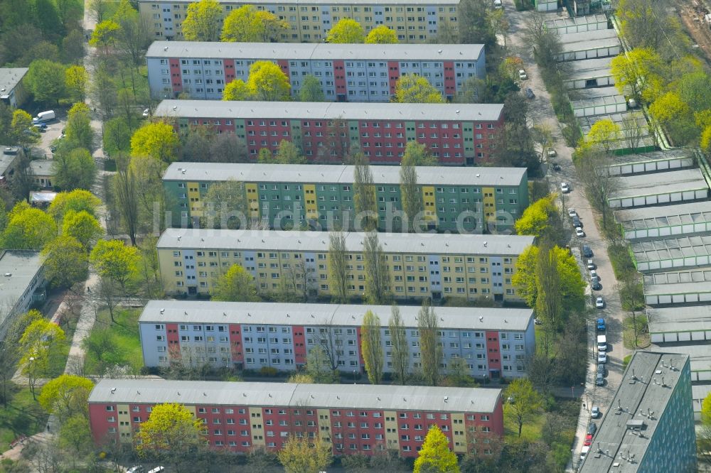 Luftaufnahme Berlin - Plattenbau- Hochhaus- Wohnsiedlung im Ortsteil Lichtenberg in Berlin, Deutschland