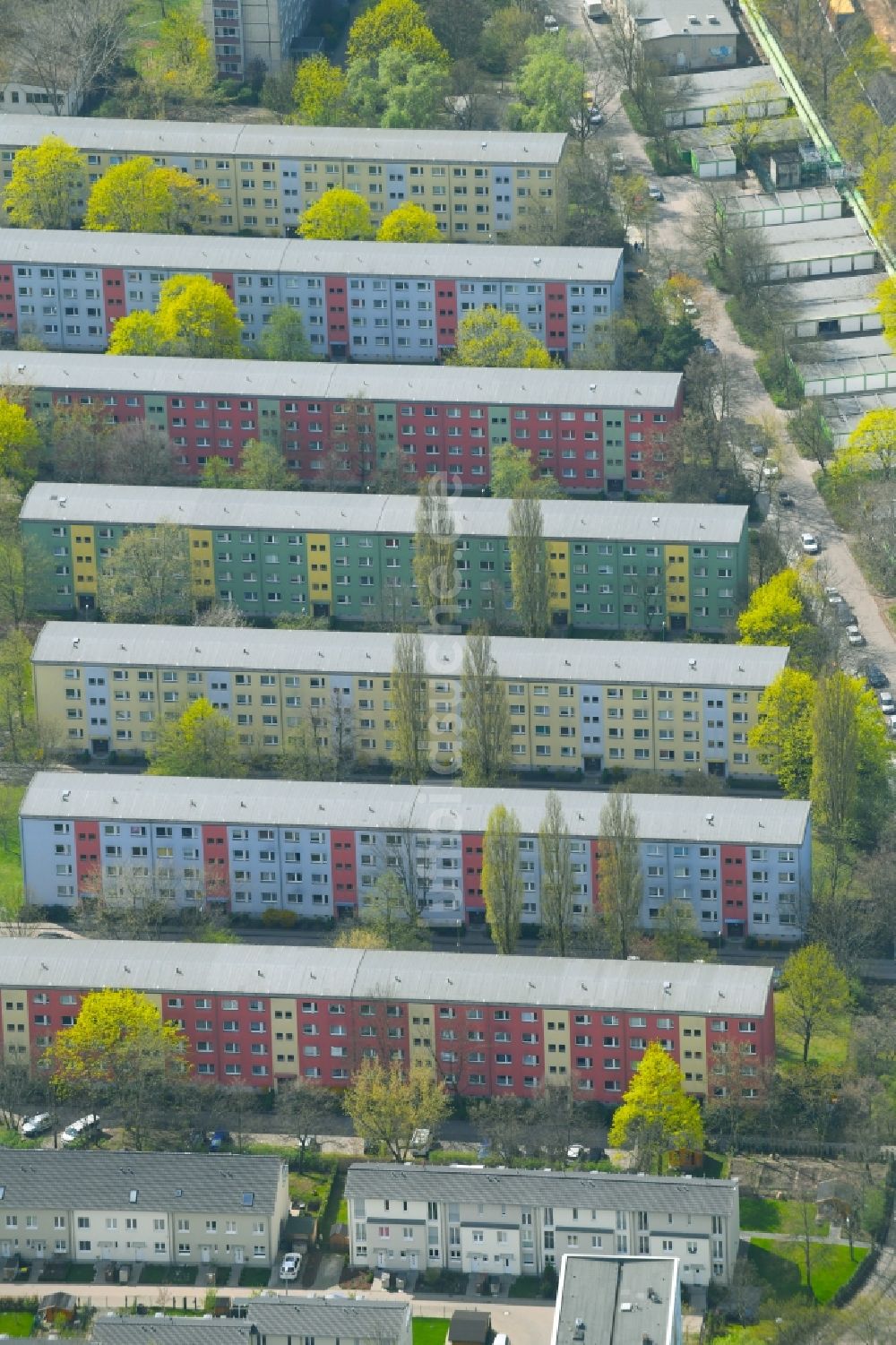 Berlin aus der Vogelperspektive: Plattenbau- Hochhaus- Wohnsiedlung im Ortsteil Lichtenberg in Berlin, Deutschland