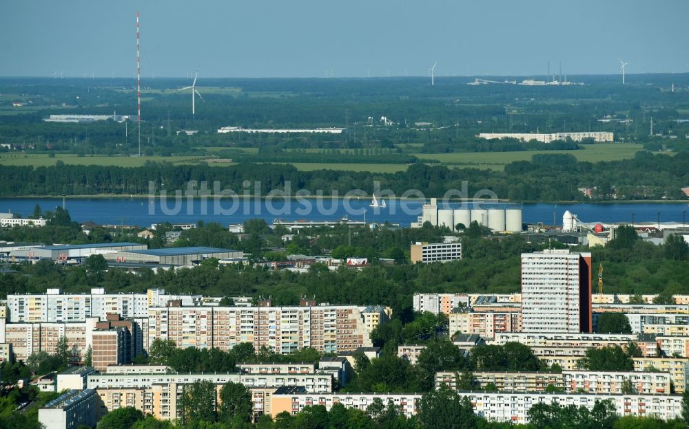 Luftaufnahme Rostock - Plattenbau- Hochhaus- Wohnsiedlung im Ortsteil Lütten Klein in Rostock im Bundesland Mecklenburg-Vorpommern, Deutschland