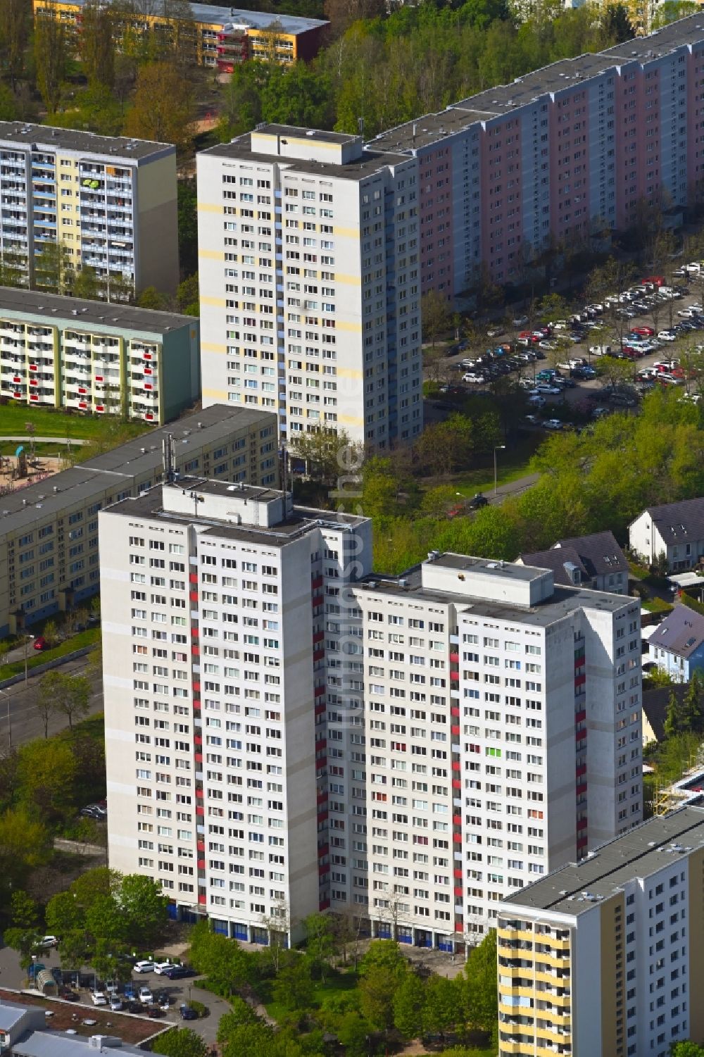 Berlin von oben - Plattenbau- Hochhaus- Wohnsiedlung im Ortsteil Marzahn in Berlin, Deutschland