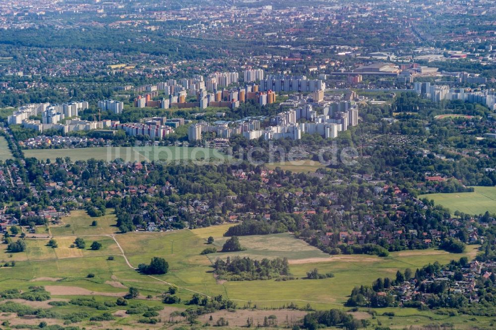 Luftaufnahme Berlin - Plattenbau- Hochhaus- Wohnsiedlung im Ortsteil Märkisches Viertel in Berlin, Deutschland