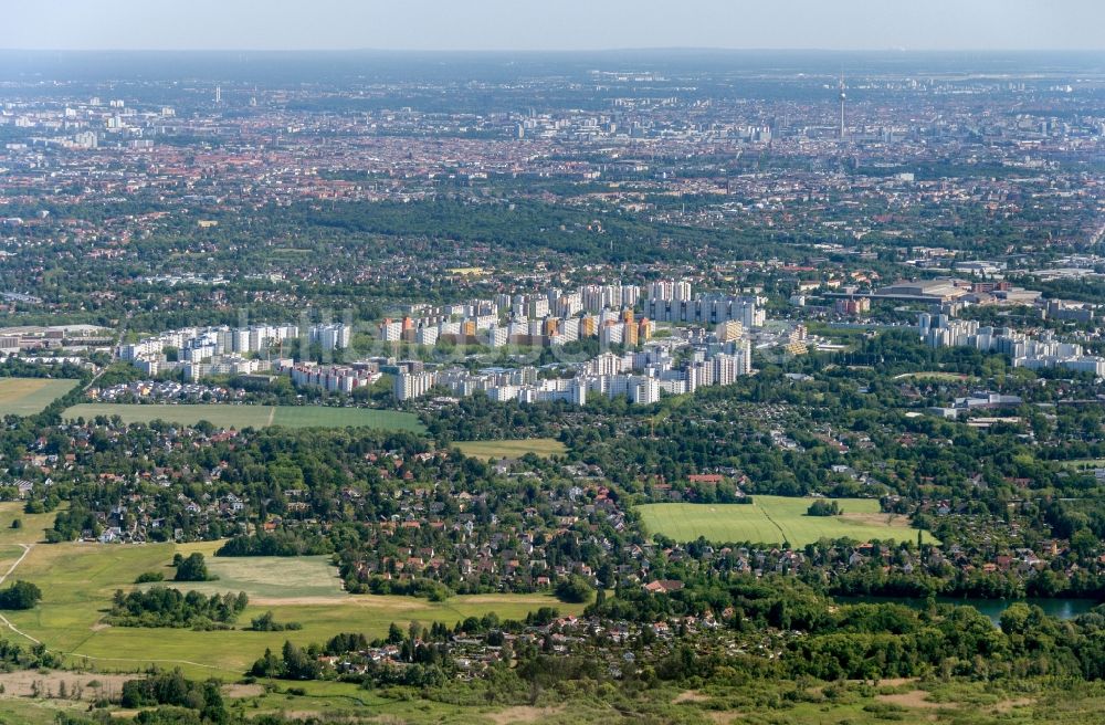 Berlin aus der Vogelperspektive: Plattenbau- Hochhaus- Wohnsiedlung im Ortsteil Märkisches Viertel in Berlin, Deutschland