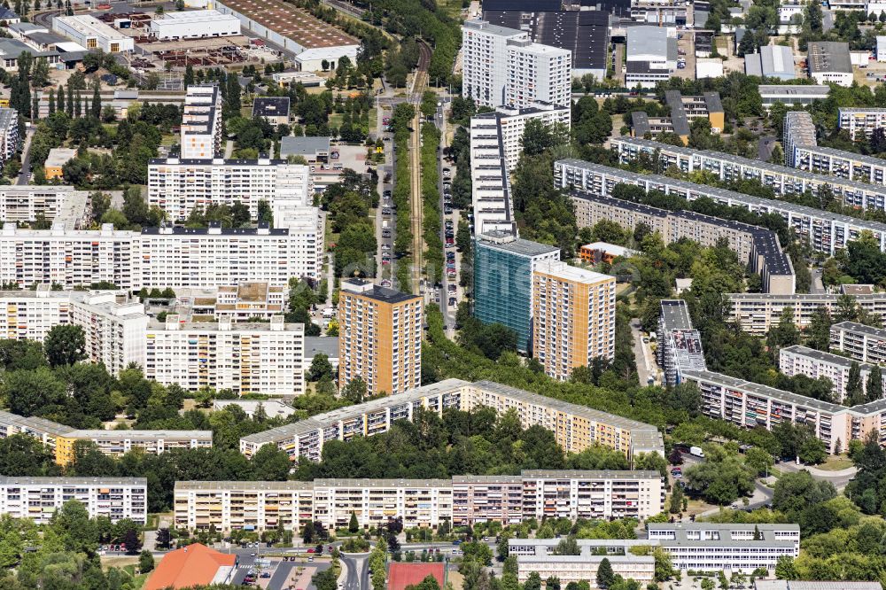 Luftaufnahme Dresden - Plattenbau- Hochhaus- Wohnsiedlung im Ortsteil Prohlis in Dresden im Bundesland Sachsen, Deutschland