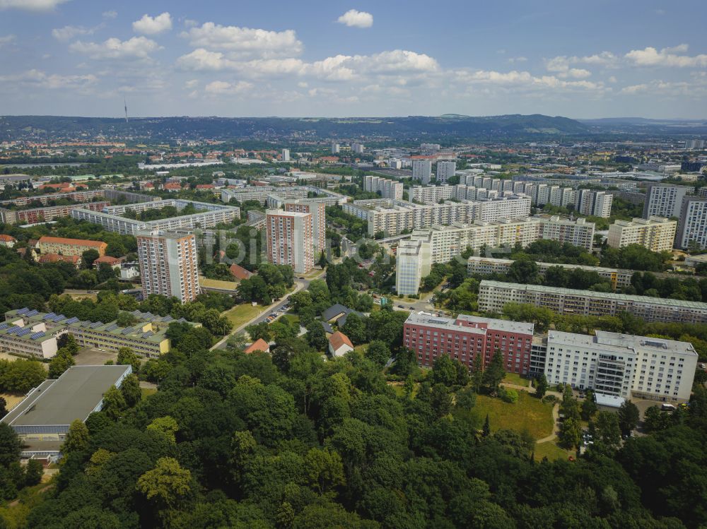 Dresden aus der Vogelperspektive: Plattenbau- Hochhaus- Wohnsiedlung im Ortsteil Prohlis in Dresden im Bundesland Sachsen, Deutschland