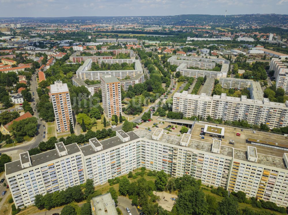 Luftaufnahme Dresden - Plattenbau- Hochhaus- Wohnsiedlung im Ortsteil Prohlis in Dresden im Bundesland Sachsen, Deutschland