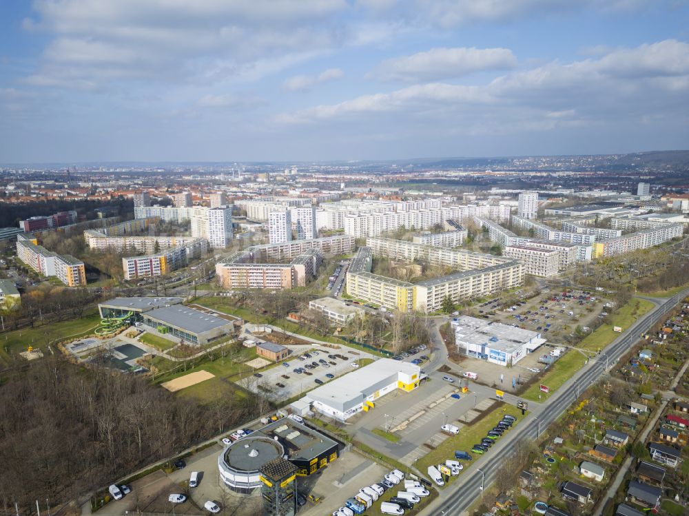 Dresden von oben - Plattenbau- Hochhaus- Wohnsiedlung im Ortsteil Prohlis in Dresden im Bundesland Sachsen, Deutschland