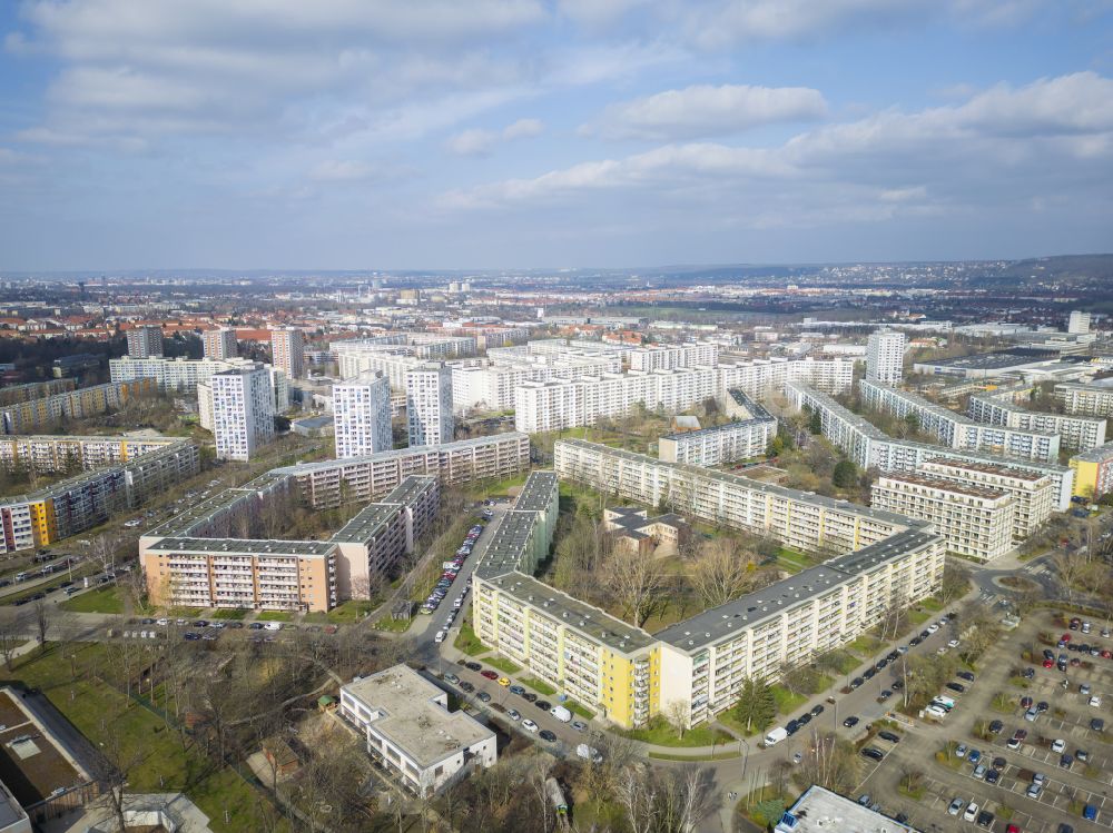 Dresden aus der Vogelperspektive: Plattenbau- Hochhaus- Wohnsiedlung im Ortsteil Prohlis in Dresden im Bundesland Sachsen, Deutschland