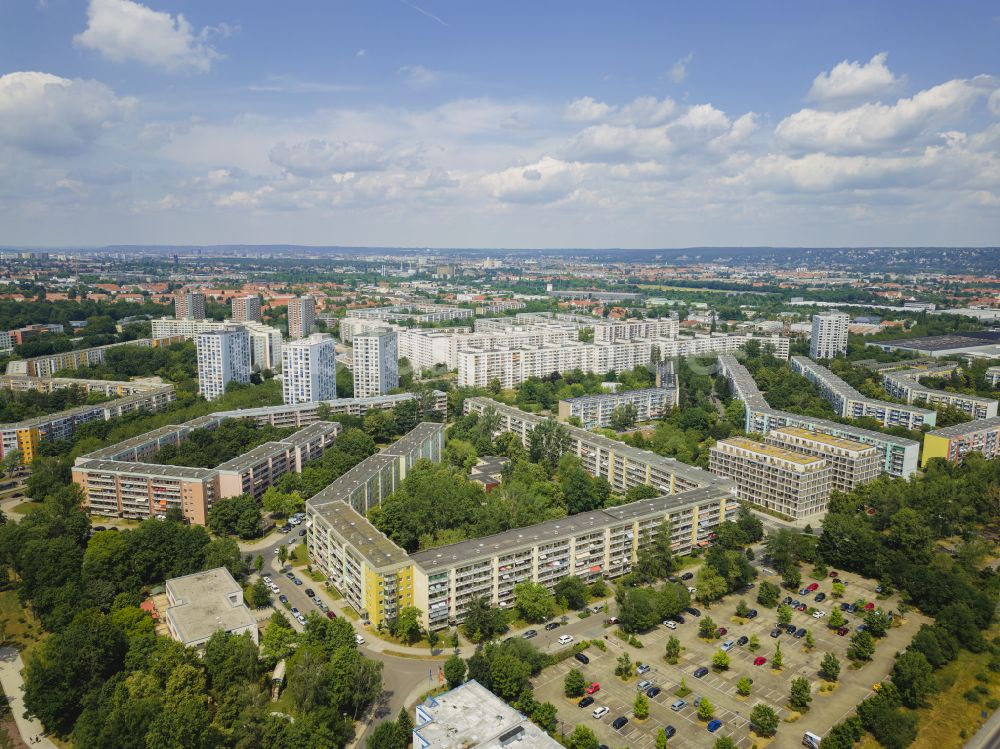 Luftaufnahme Dresden - Plattenbau- Hochhaus- Wohnsiedlung im Ortsteil Prohlis in Dresden im Bundesland Sachsen, Deutschland