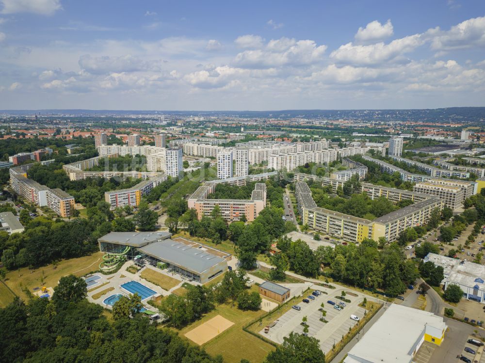 Dresden aus der Vogelperspektive: Plattenbau- Hochhaus- Wohnsiedlung im Ortsteil Prohlis in Dresden im Bundesland Sachsen, Deutschland