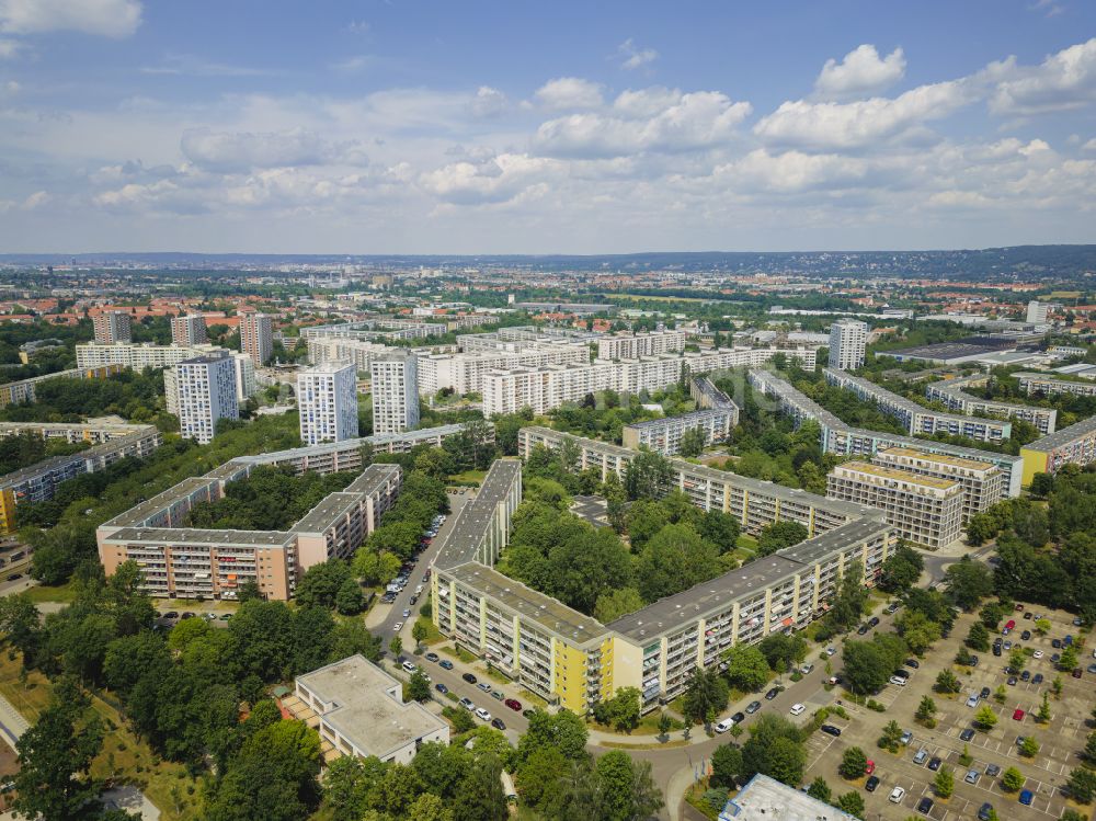 Luftbild Dresden - Plattenbau- Hochhaus- Wohnsiedlung im Ortsteil Prohlis in Dresden im Bundesland Sachsen, Deutschland