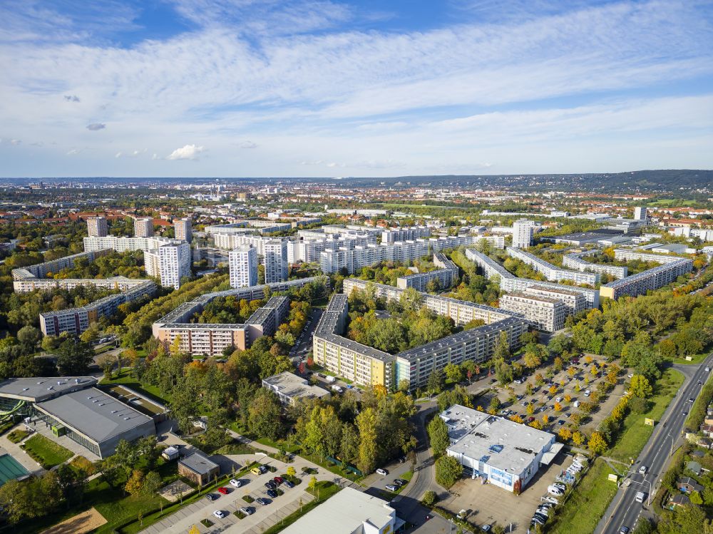 Dresden aus der Vogelperspektive: Plattenbau- Hochhaus- Wohnsiedlung im Ortsteil Prohlis in Dresden im Bundesland Sachsen, Deutschland