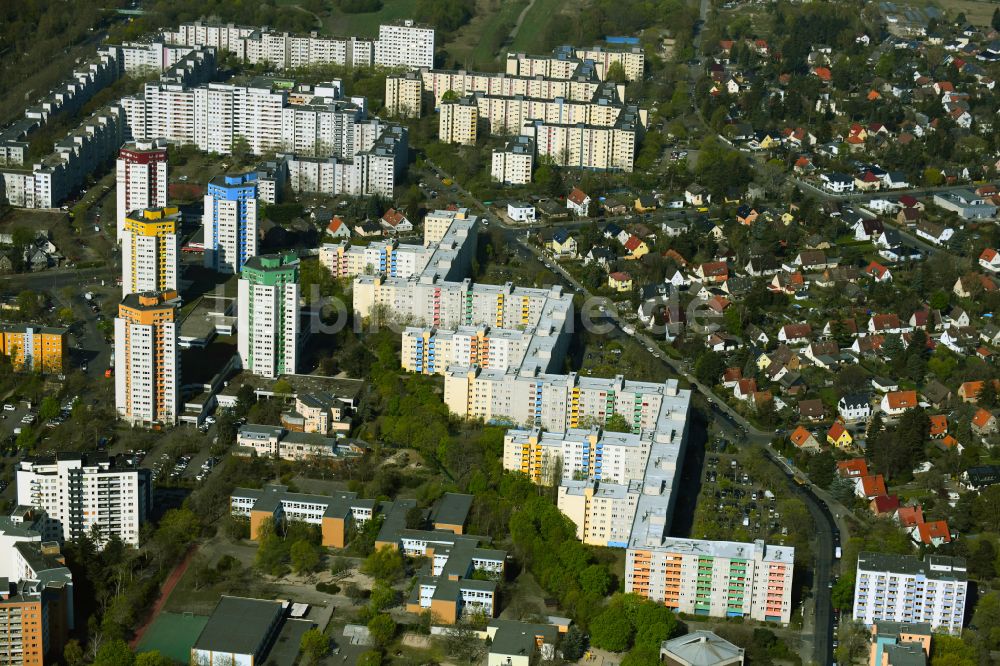 Luftaufnahme Berlin - Plattenbau- Hochhaus- Wohnsiedlung im Ortsteil Staaken in Berlin, Deutschland