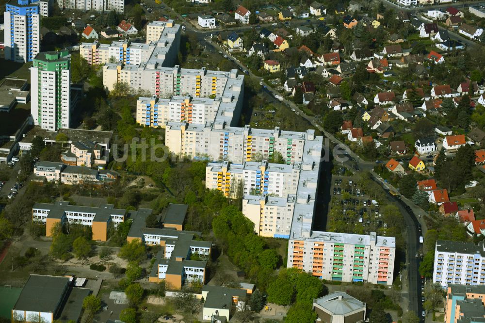 Berlin von oben - Plattenbau- Hochhaus- Wohnsiedlung im Ortsteil Staaken in Berlin, Deutschland