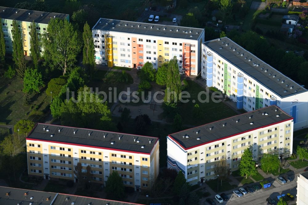 Osterburg (Altmark) aus der Vogelperspektive: Plattenbau- Hochhaus- Wohnsiedlung in Osterburg (Altmark) im Bundesland Sachsen-Anhalt, Deutschland