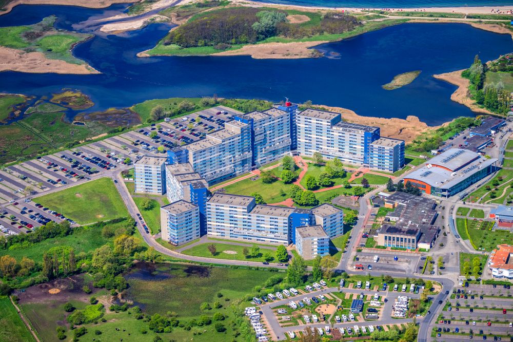 Heiligenhafen von oben - Plattenbau- Hochhaus- Wohnsiedlung Ostsee-Ferienpark in Heiligenhafen im Bundesland Schleswig-Holstein, Deutschland