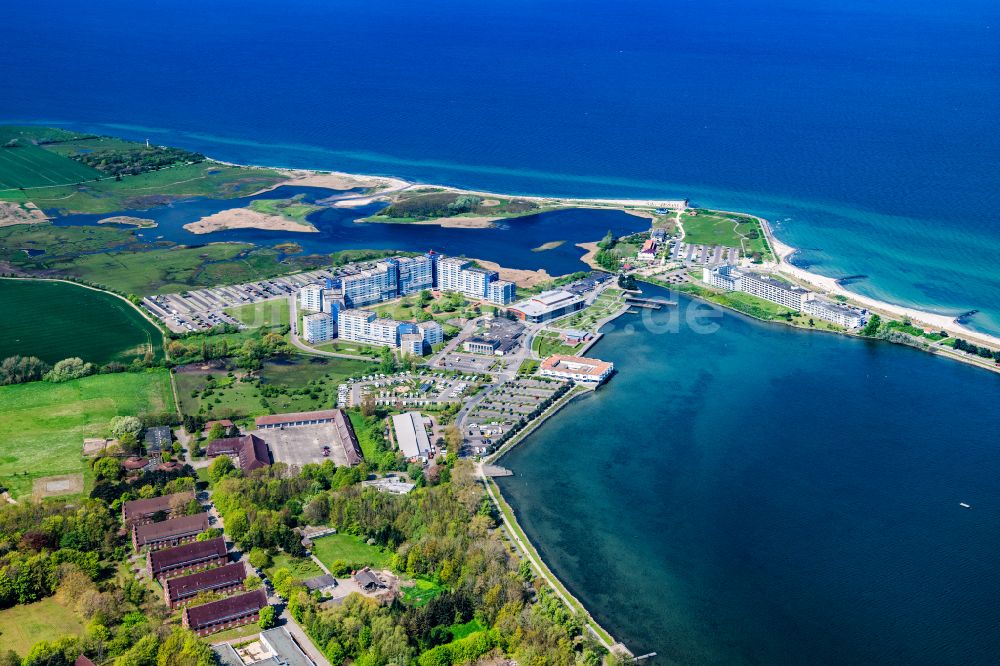 Heiligenhafen aus der Vogelperspektive: Plattenbau- Hochhaus- Wohnsiedlung Ostsee-Ferienpark in Heiligenhafen im Bundesland Schleswig-Holstein, Deutschland