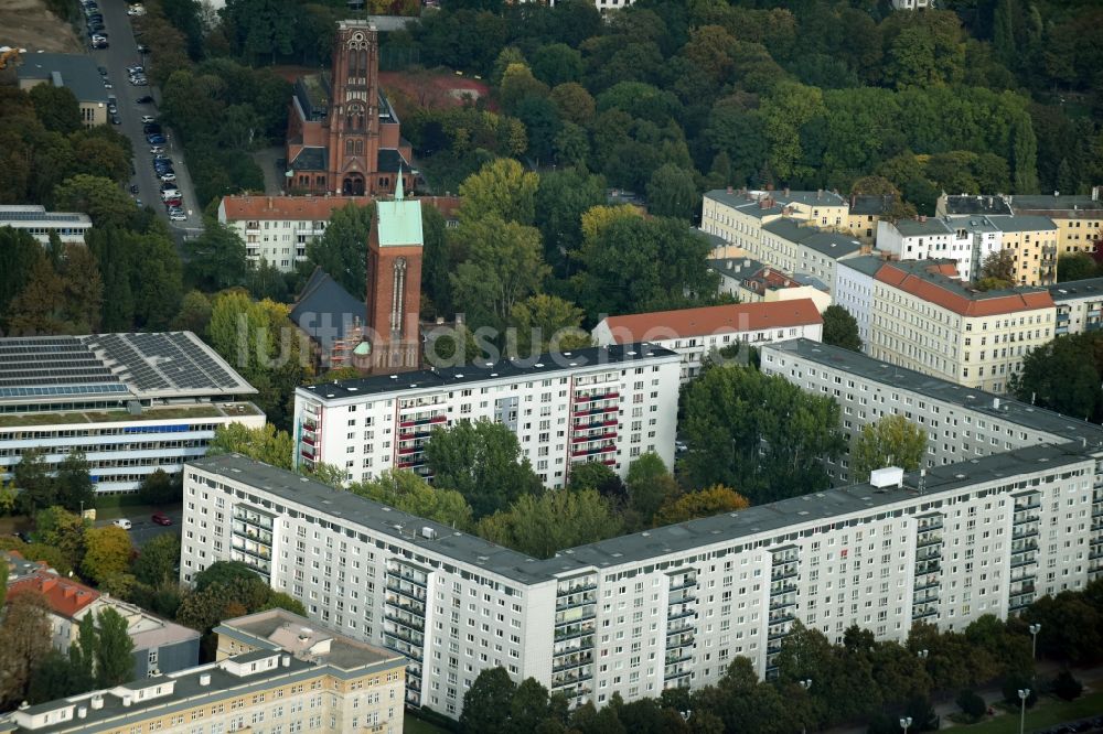 Berlin von oben - Plattenbau- Hochhaus- Wohnsiedlung Palisadenstraße - Karl-Marx-Allee im Stadtteil Friedrichshain in Berlin