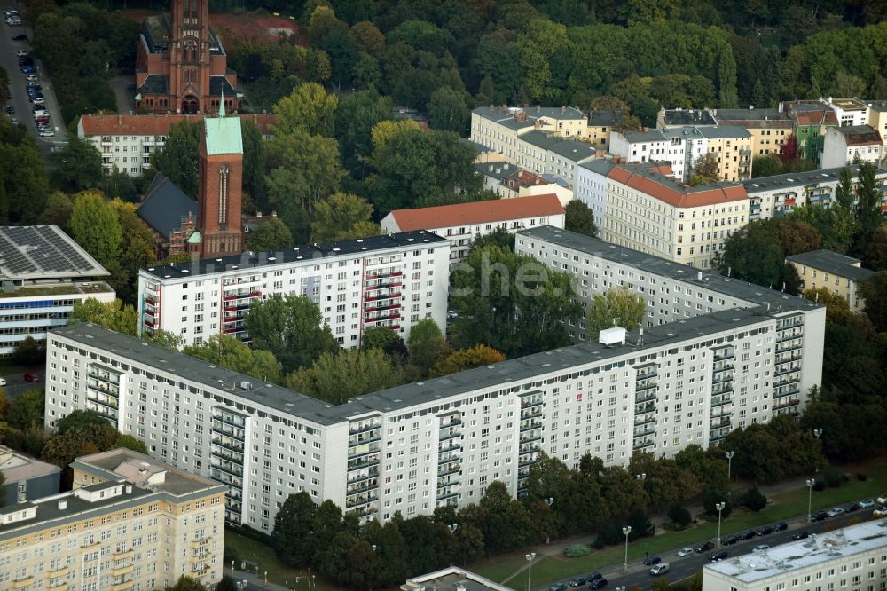 Berlin aus der Vogelperspektive: Plattenbau- Hochhaus- Wohnsiedlung Palisadenstraße - Karl-Marx-Allee im Stadtteil Friedrichshain in Berlin