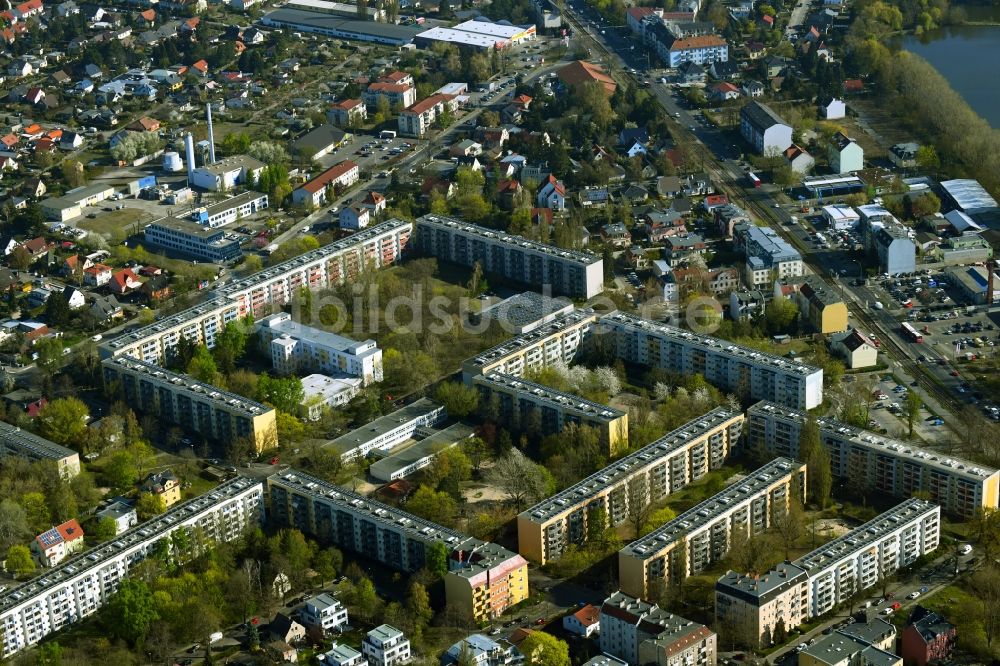 Luftaufnahme Berlin - Plattenbau- Hochhaus- Wohnsiedlung an der Pankower Straße im Ortsteil Niederschönhausen in Berlin, Deutschland