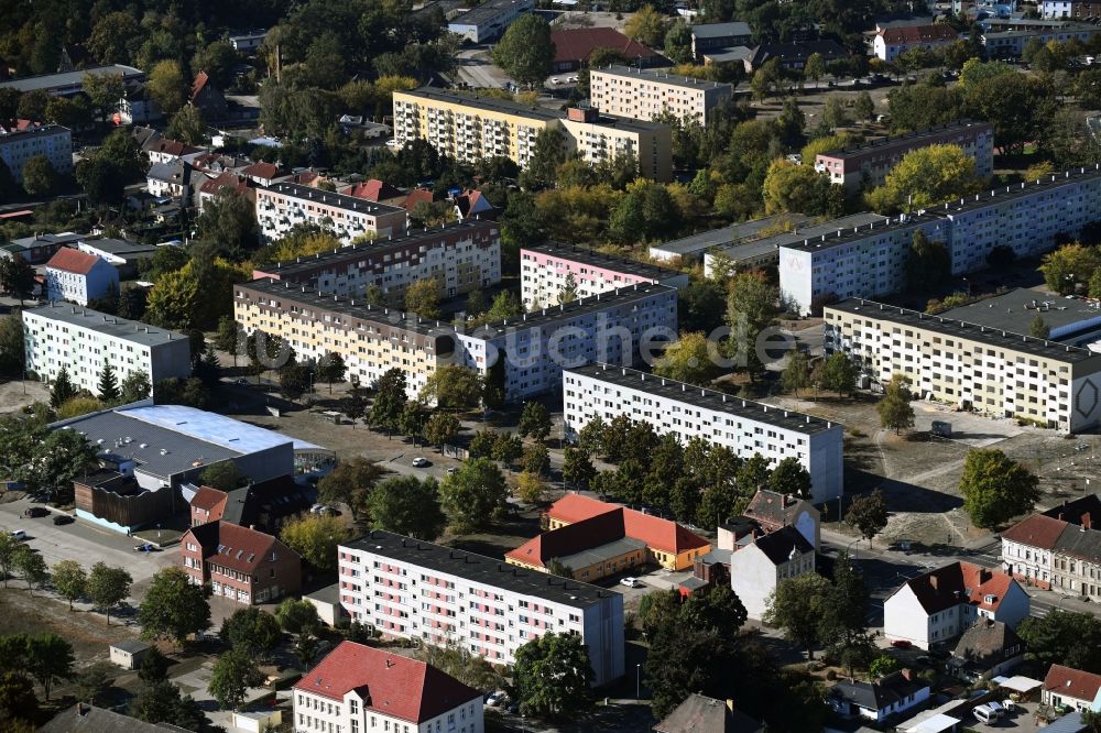 Wittenberge aus der Vogelperspektive: Plattenbau- Hochhaus- Wohnsiedlung an der Perleberger Straße in Wittenberge im Bundesland Brandenburg, Deutschland