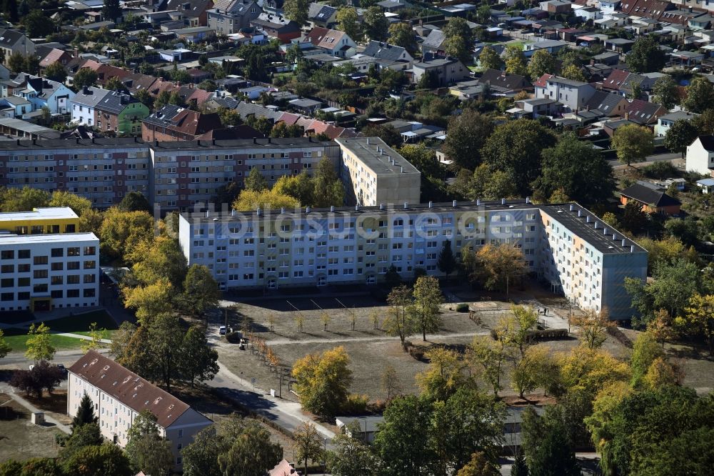 Wittenberge aus der Vogelperspektive: Plattenbau- Hochhaus- Wohnsiedlung an der Perleberger Straße in Wittenberge im Bundesland Brandenburg, Deutschland