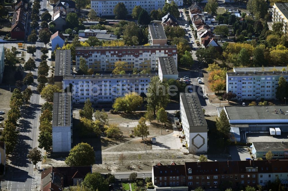 Luftaufnahme Wittenberge - Plattenbau- Hochhaus- Wohnsiedlung an der Perleberger Straße in Wittenberge im Bundesland Brandenburg, Deutschland